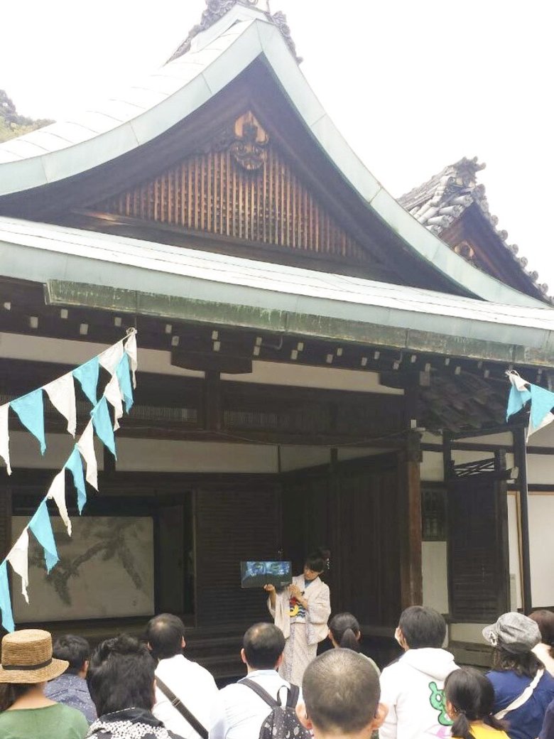 京都・法輪寺のフェスで読み聞かせをしたこともあるかかずゆみさん（2014年）