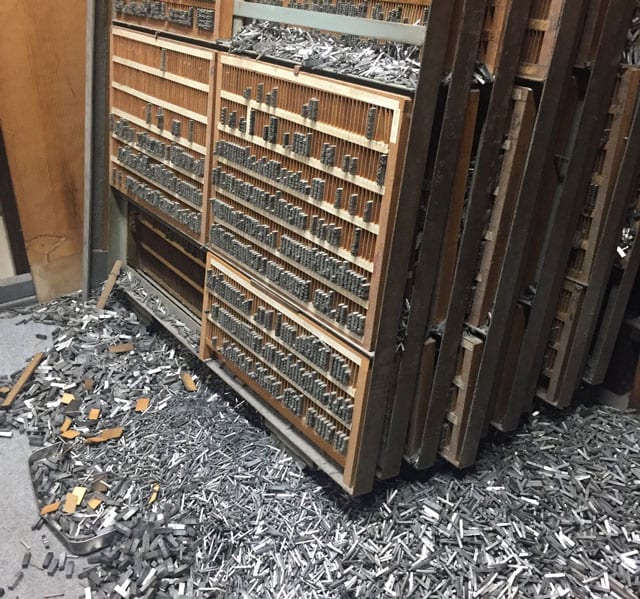 震災で雪崩落ちた大量の活字。棚に残った活字を生き返らせた発想とは（山添提供）