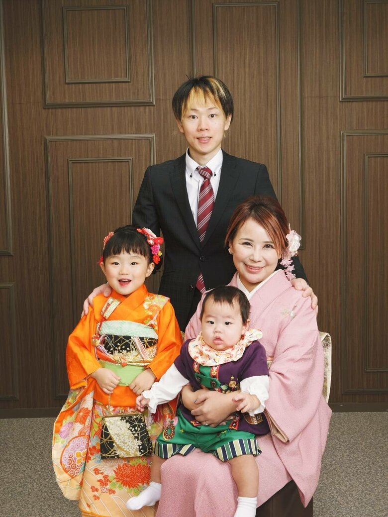 元夫の岩見透さんとそろって七五三の記念撮影