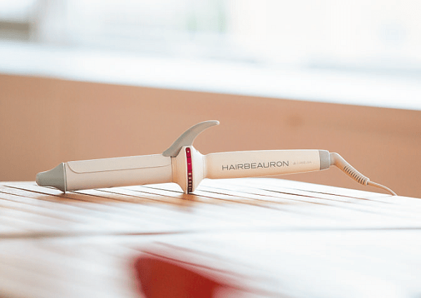 ２万円ほどする「リュミエリーナ」のヘアアイロンを愛用中。時短で髪が巻けるうえ、トリートメント効果もあるから髪が傷みづらい。