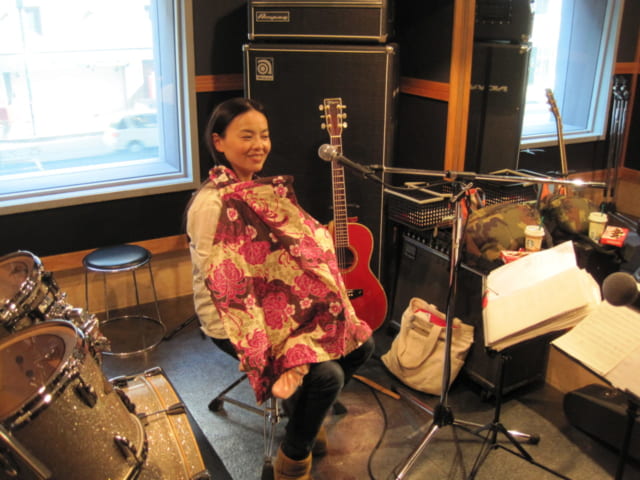 リハーサルスタジオで授乳する和（IZUMI）さん 