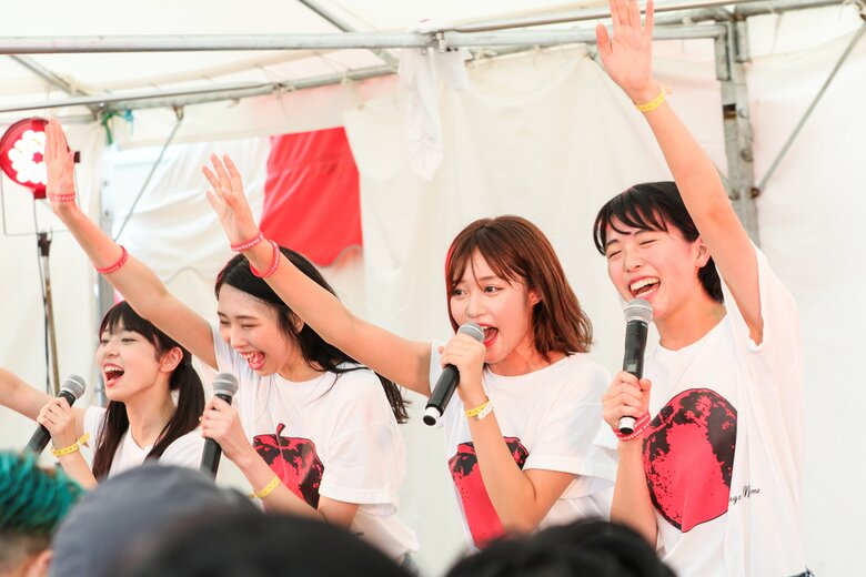 樋川さんがプロデュースしたりんご娘。りんごのTシャツを着たメンバーの笑顔が眩しい
