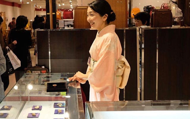 販売会に立つ梶浦さん