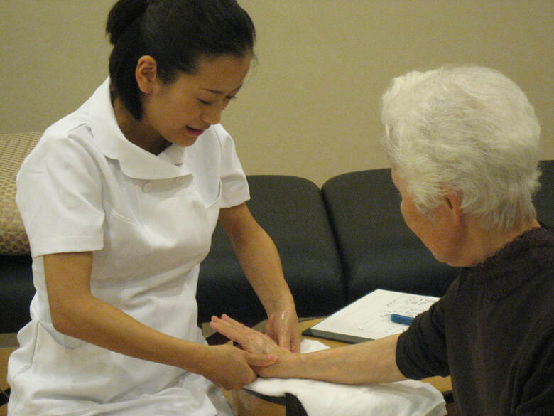 「イギリスから帰国後、アロマセラピストとして高齢者に施術を行う大橋さん」（写真提供：大橋さん）
