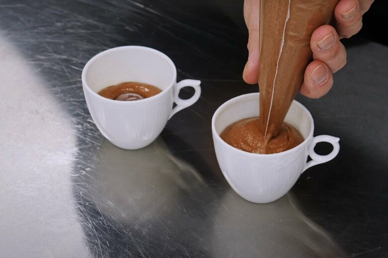 【作り方3】その上にスフレ生地を絞る