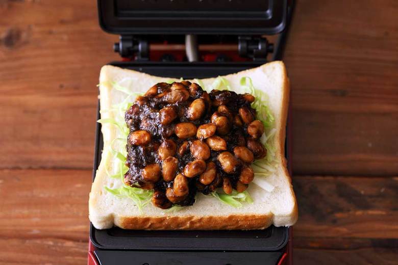 ホットサンドメーカーに③をセットする。もう1枚のパンをのせたらカバーを閉じて焼く。