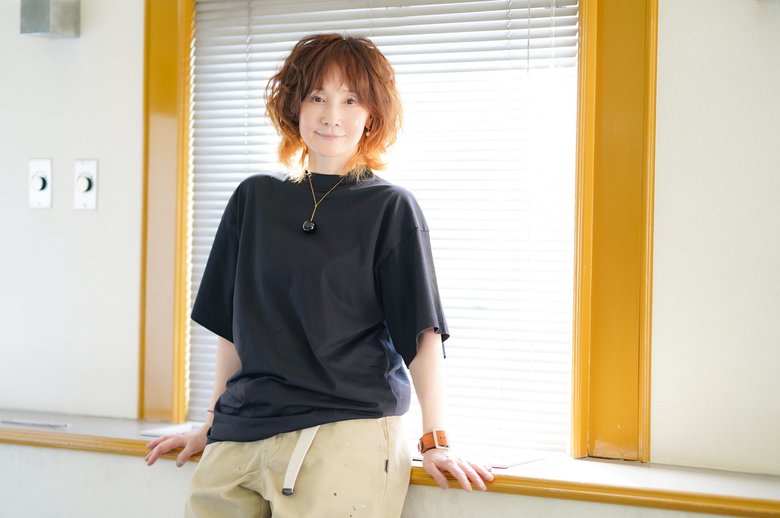 黒いTシャツに個性的なアクセサリーを合わせたYOUさん