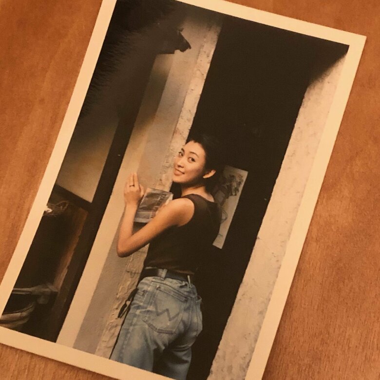 デビュー当時。スタイルの良さが際立ちます