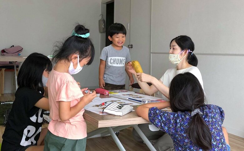 おちんちんの模型を見せながら話す岡田さん