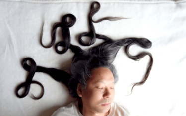 「これなんて読む？」夫の髪の毛で文字を書く！アート写真に7万いいね
