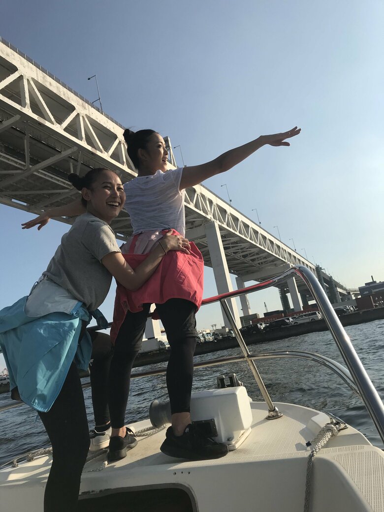 「船といえばお決まりの」映画タイタニックの名場面を再現する岩佐真悠子さんと介護タレントの西田美歩さん