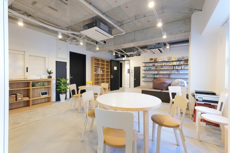 ラウンジを平日開放。衣料品や日用品の提供、シャワーや洗濯機、パソコンの利用も可能