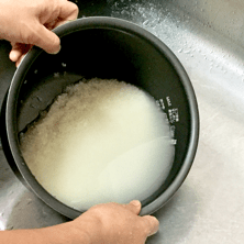 ＜お米の研ぎ方＞

①お米を計量して炊飯器の内釜に入れる

②水をたっぷり加えて軽くひと混ぜして、捨てる