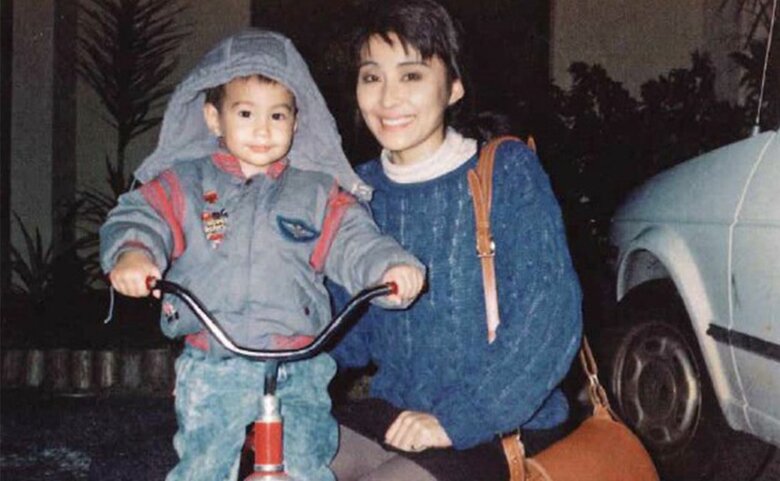 幼少期のユージさんとお母さん