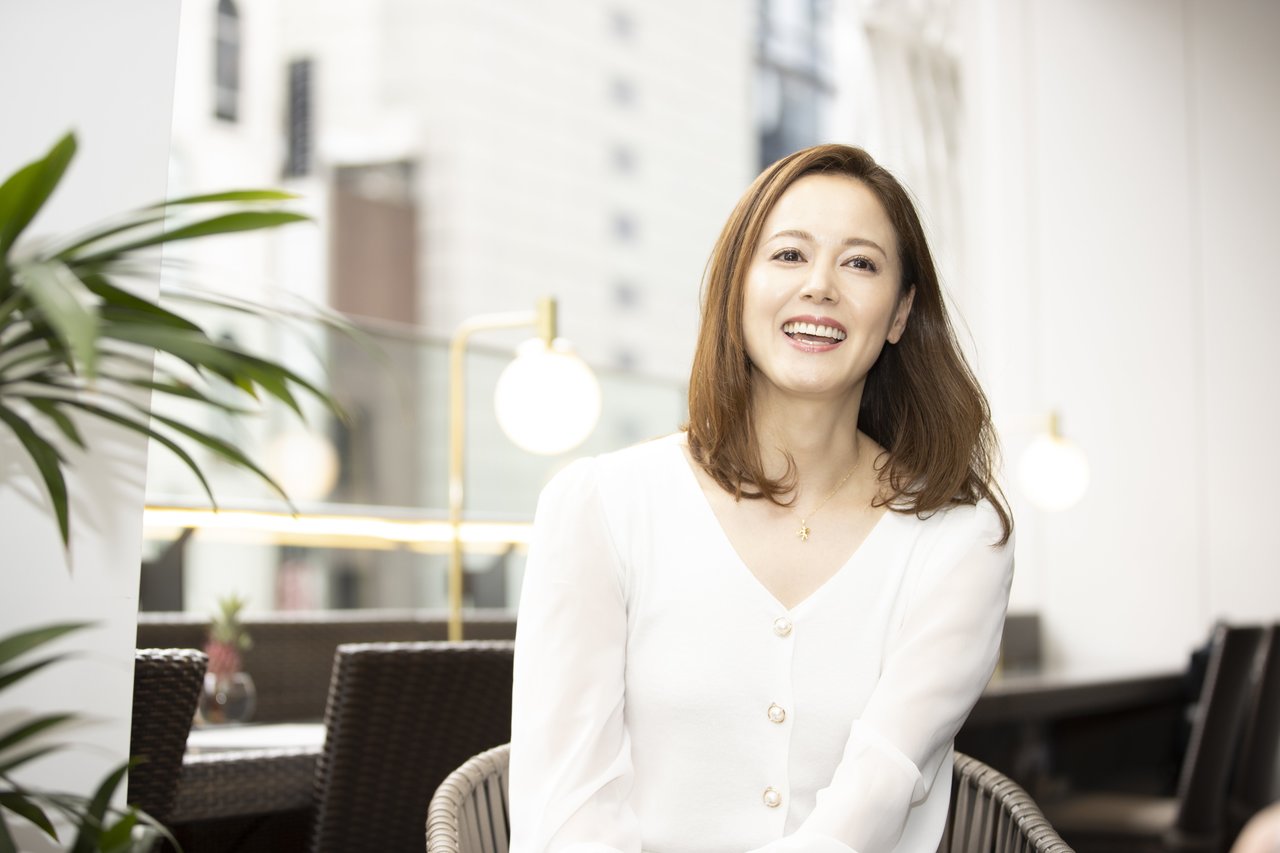 銀座でインタビューを受ける小田茜さん