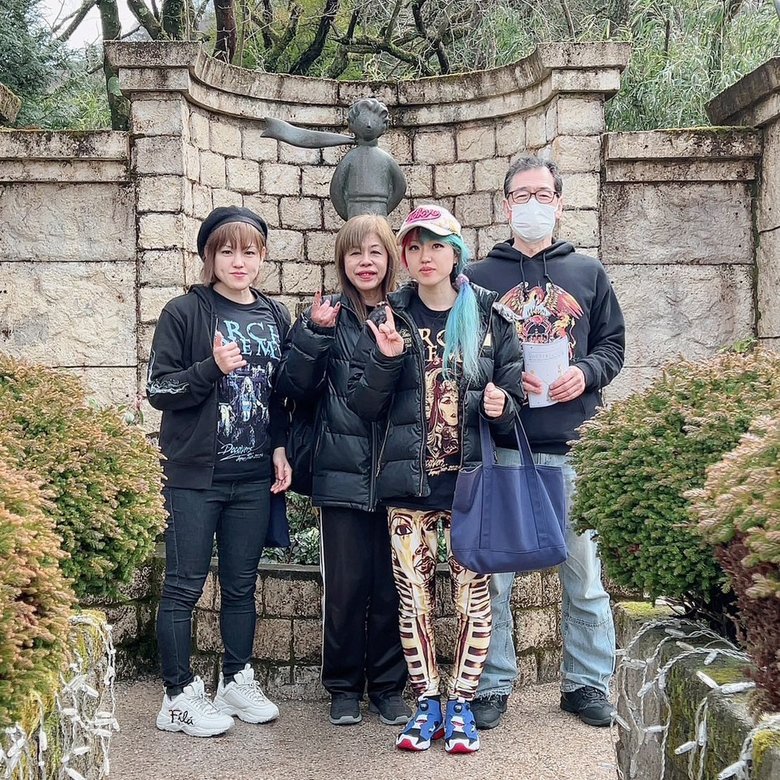 妹さん（右から2番目）はミュージシャンで「Rie a.k.a.Suzaku」として活動