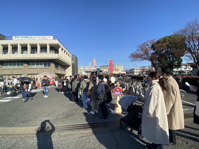 寒空の下、「いも子のやきいも」を求めて長い行列が！