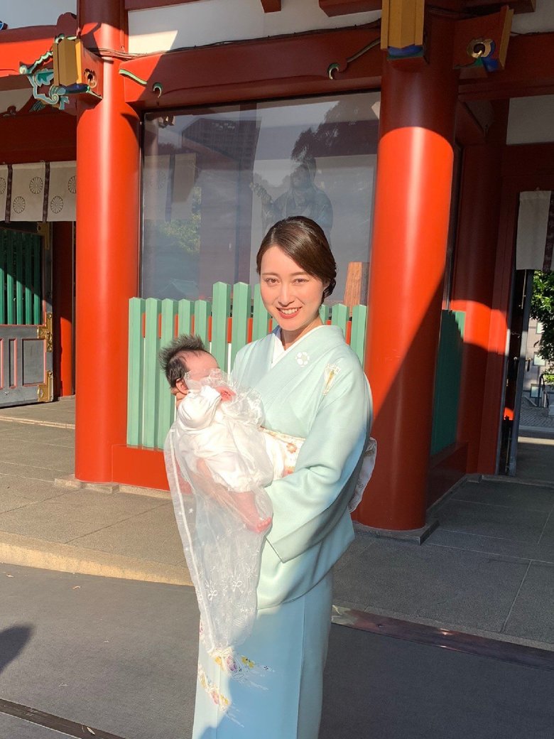 着物を着て、子どもを抱いてお宮参りに