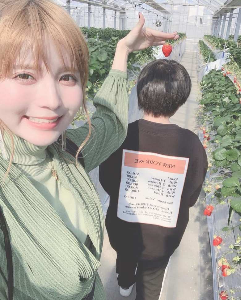 地元・埼玉でりおんくんといちご狩りを（益若さんの公式インスタグラムより）