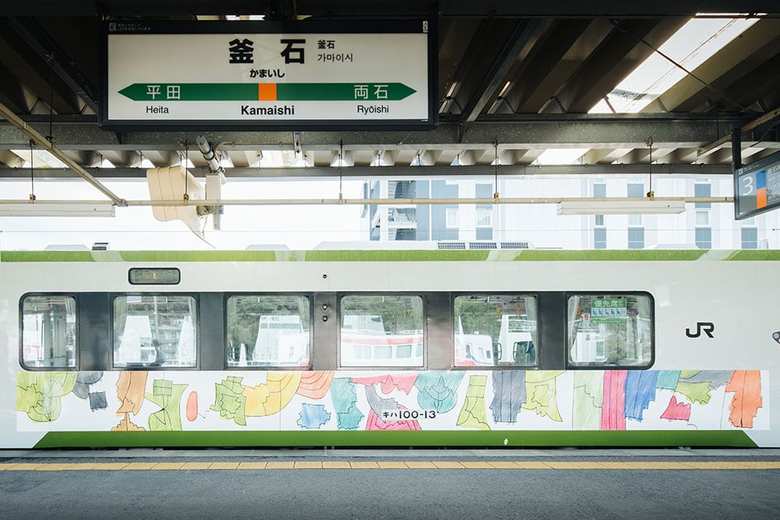 電車にラッピングされた絵の中に“釜石線 70 周年銀河ドリームライン”のさとる文字が隠れている（提供：ヘラルボニー）