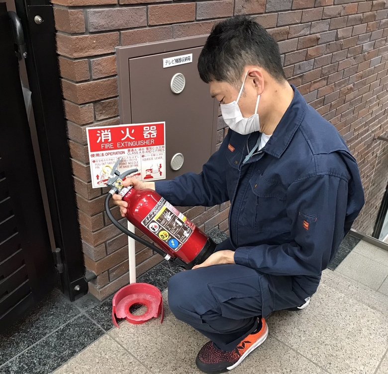 消火器の点検も消防設備士の仕事のひとつ