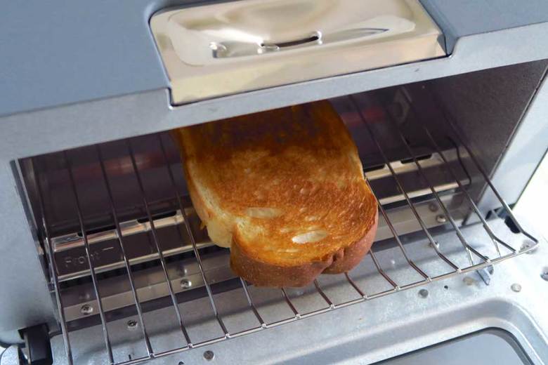 ▲トーストモードで2.5～3.5分焼くと焼き色がつく。パンの厚みに応じて時間を調整しよう