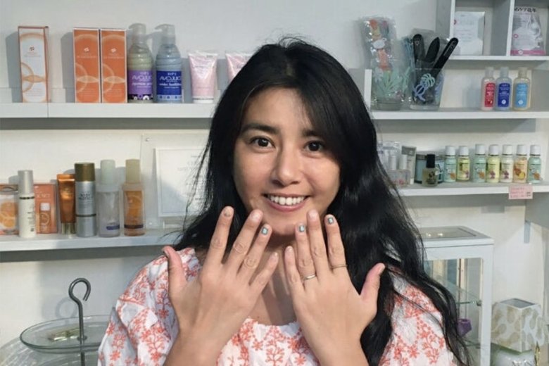 ネイルアートを楽しむ立花さん