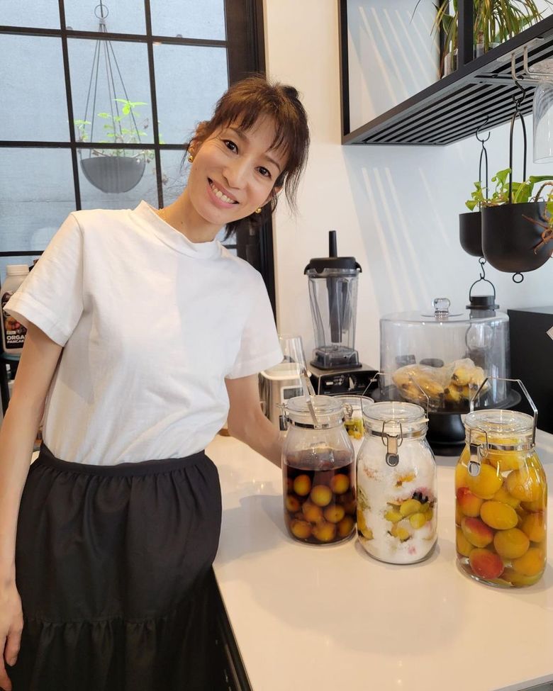 お料理教室では梅酵素シロップ、梅干し、梅酒作りを