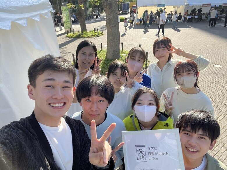 2024年5月、東京・中野でカフェを開催した際にスタッフたちと記念撮影