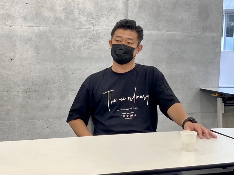 真剣な表情で話を聞く谷口さん