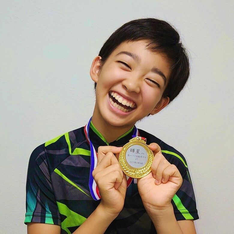 2022年、24時間テレビでトライアスロンに挑戦した際、お母さんからもらったメダルを手に嬉しそうな村山さん