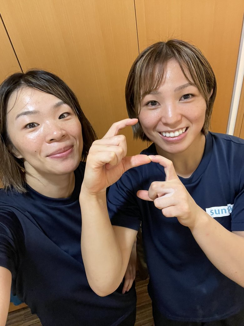 金城梨紗子さん（左）と妹の友香子さん（右）