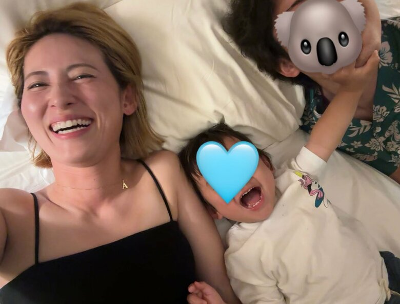 旅先で家族3人ベッドに寝転がって