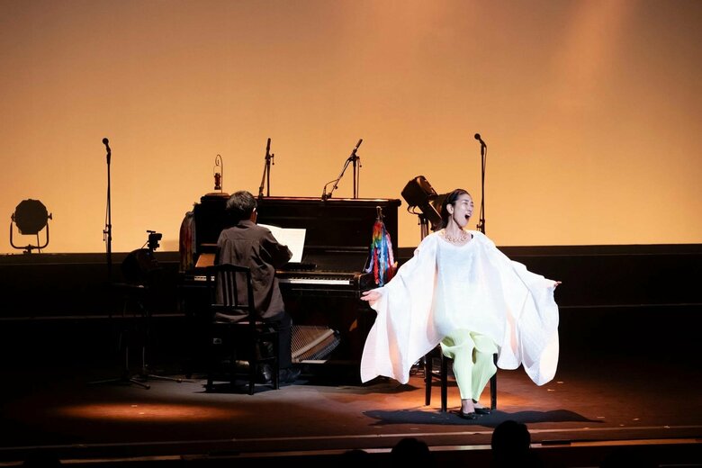 つねに痛みを感じつつも力強い歌声を響かせる