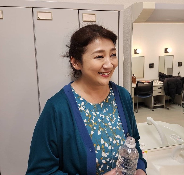 撮影の控え室で、リラックスした様子の松下さん