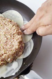 皮の縁によく混ぜたBを塗りつけ、上から残りの皮を敷きつめる(※)。全体を軽く押さえて空気を抜き、皮と皮の接着面を指でぎゅっと押しつける。
※敷きつめるとき、皮どうし重なる部分がくっつきにくければBをノリにして貼りつける。