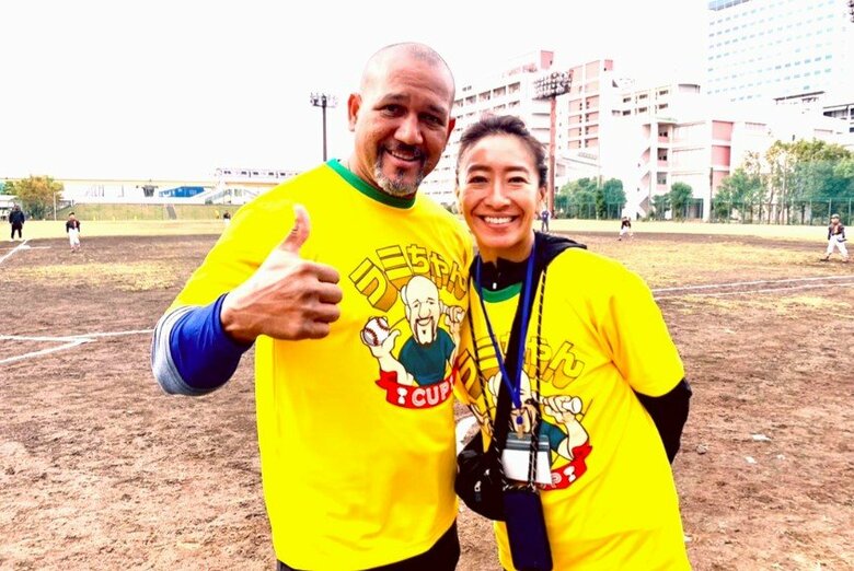 「ラミちゃんTシャツ」を着て