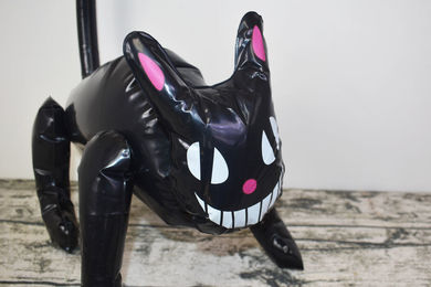 ダイソー「ビニールマスコット（黒ネコ）」肩に乗せるだけでハロウィン