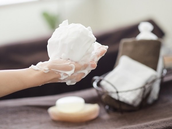 クレンジングを泡立てる女性の画像