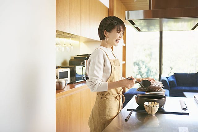 キッチンに立つ安田美沙子さん