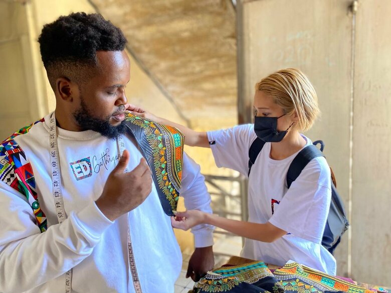 ケニア人テイラー・エドワードと商品デザインの打ち合わせ