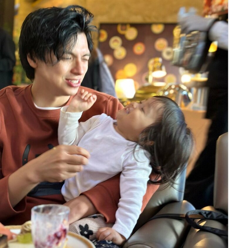 娘さんを抱えて