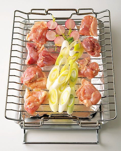 魚焼きグリルにのせて中火で5分焼く。5分焼いたら野菜をとり出しさらに5分焼く