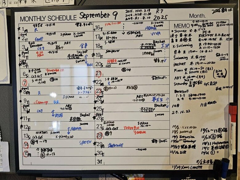 子どもたちの習い事予定を書いたホワイトボード