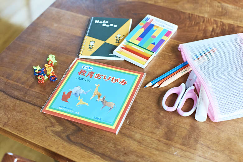 ▲家族で出かける際に持っていく、通称「暇つぶしセット」