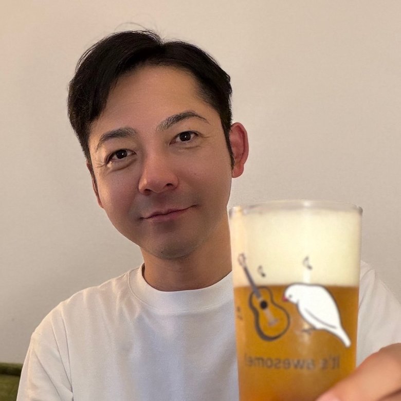 ノンアルコールビールを楽しむ柏原さん