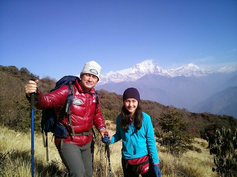 ヒマラヤでトレッキングをする野口さん親子