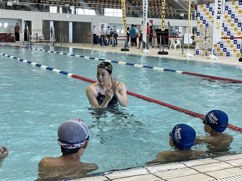 子どもたちに水泳の楽しさなどを伝える活動も行っている寺川さん