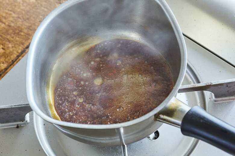 小鍋に砂糖、水大さじ1（分量外）を入れて中火にかける。砂糖が溶けて茶色く色づいてきたらときどき鍋を静かに回し、濃い醤油色になるまで加熱する。準備した型に等分に流し入れる。
