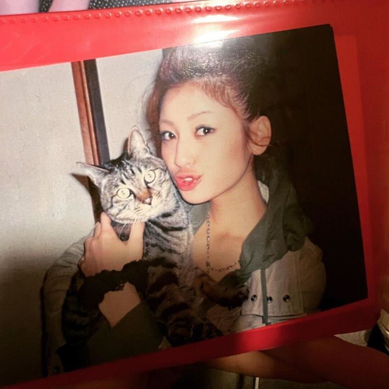 愛猫を抱っこする１０代の西山さん（写真提供／本人）